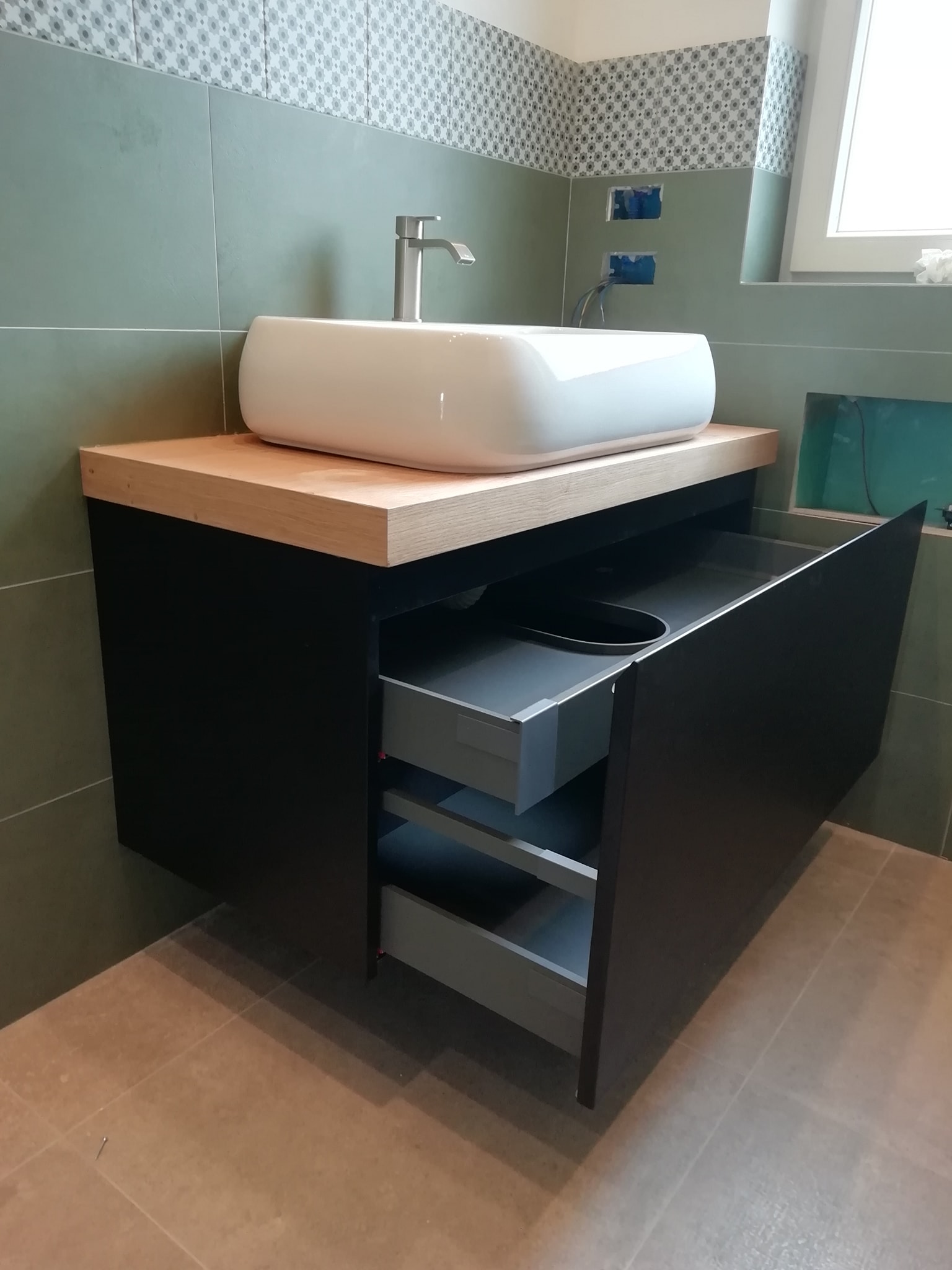 Mobile con lavabo d'appoggio, piano in legno e scocca nera